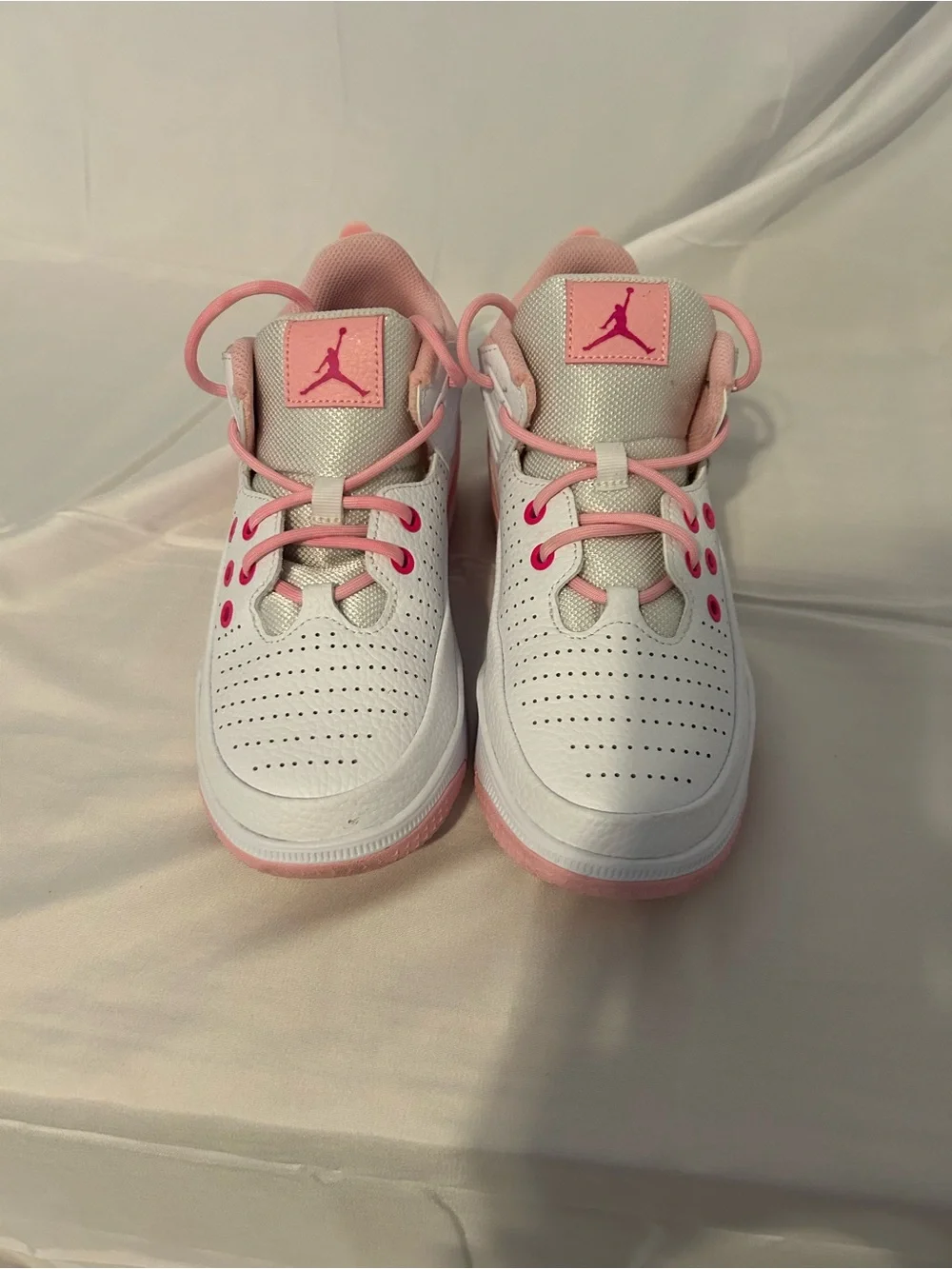AirJordan Max Aura 5 Kids White and Pink High-Top Sneakers, Y4.5